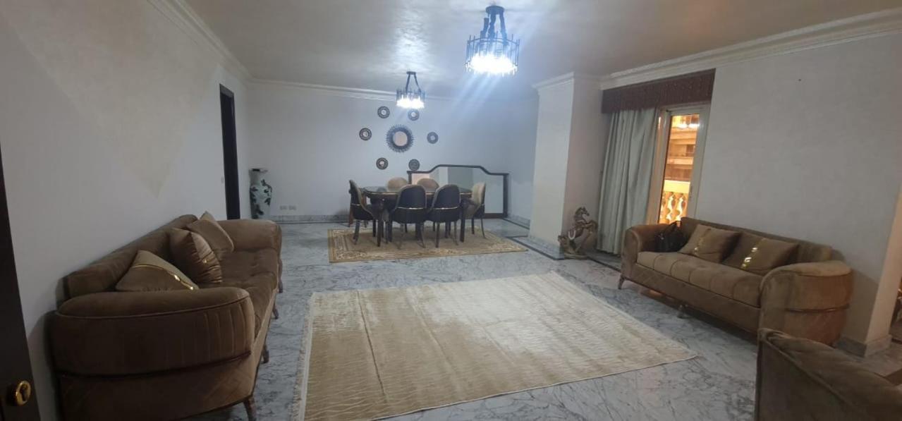 Luxury 10 Minutes From Airport Full Services Apartment *